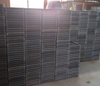 苗箱に床土詰めました。