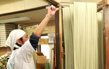 乾麺製造30年以上の職人が品質管理を行う 乾麺製造30年以上の職人が品質管理を行う