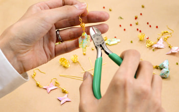 手作業で作られる折り紙アクセサリー 手作業で作られる折り紙アクセサリー
