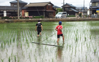 初めての農機具に、子ども達もワクワク 初めての農機具に、子ども達もワクワク