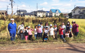 収穫したお米の前で記念撮影 収穫したお米の前で記念撮影