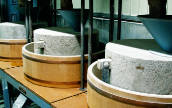 収穫した蕎麦は、石臼で丁寧に自家製粉している 収穫した蕎麦は、石臼で丁寧に自家製粉している