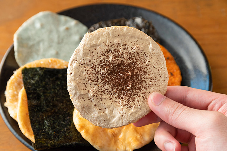 炭手焼せんべい – 農業生産法人(株)あぐ里能生