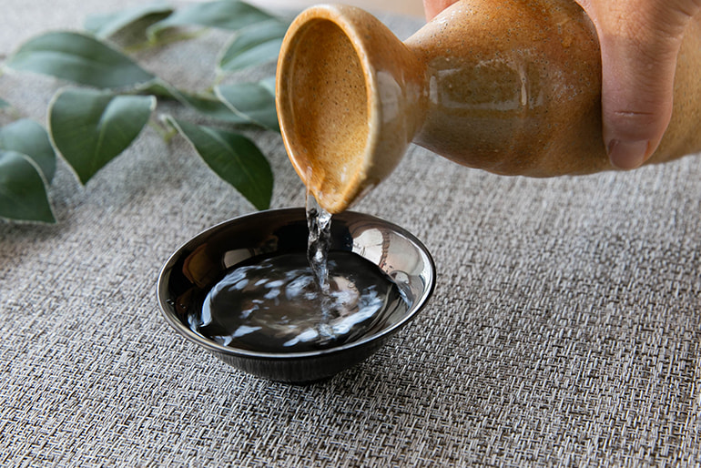 黒染 えんもたけなわ 平盃(かがみ・くもり) – 本間器物製作所