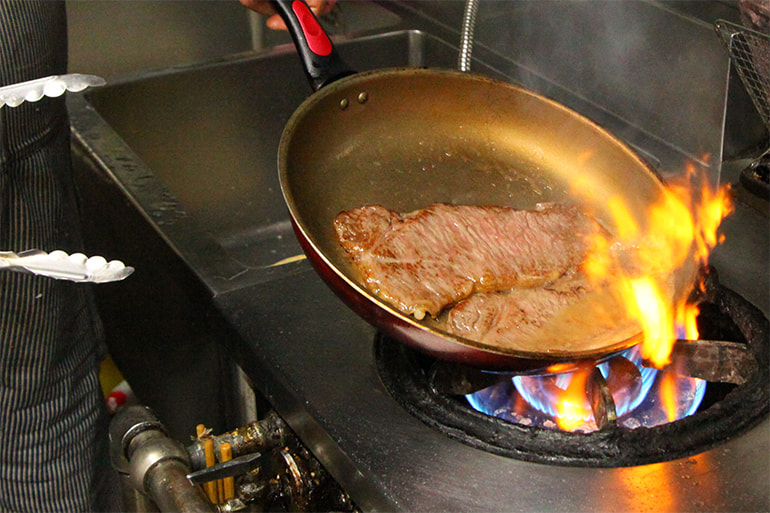 村上牛 ステーキ用サーロイン・すき焼き用肩ロース – 肉のとおやま