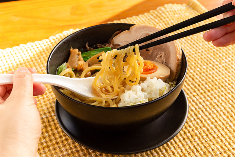 生姜醤油生ラーメン – 俺のとんこつラーメン伝丸