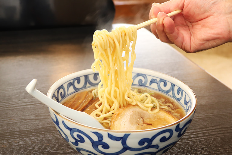 上越ラーメン(豚ガラ醤油スープ・具材付) – ラーメンハウスあおき