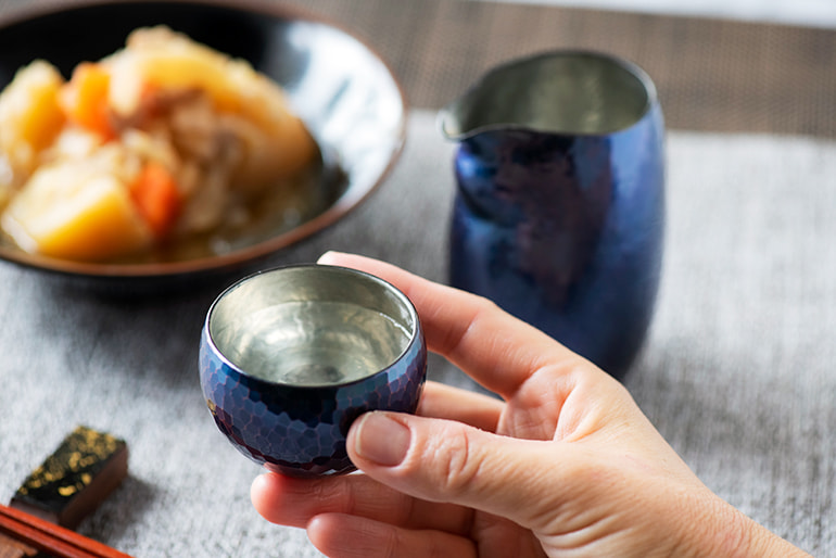 鎚起銅器 ぐい呑み・徳利(青藍・金茶) – 鎚起工房 清雅堂