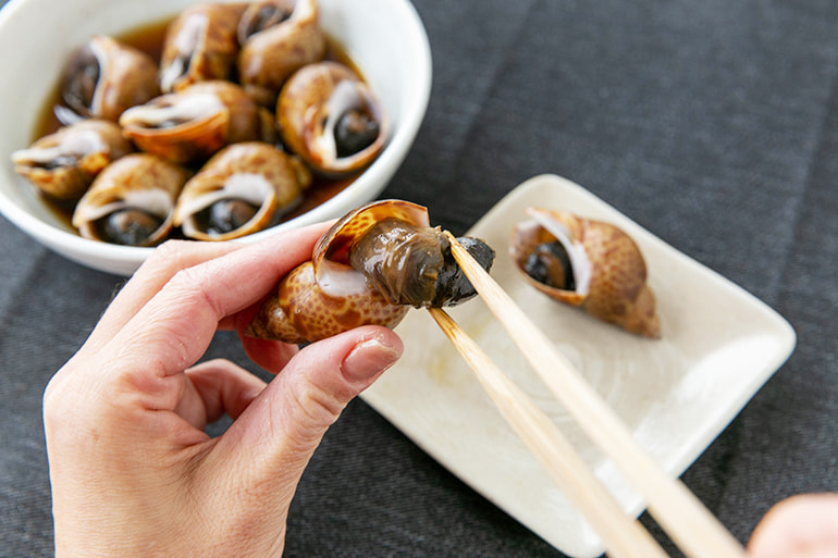 上越柿崎産 黒ばい貝の雪中梅旨煮 – 割烹から松や