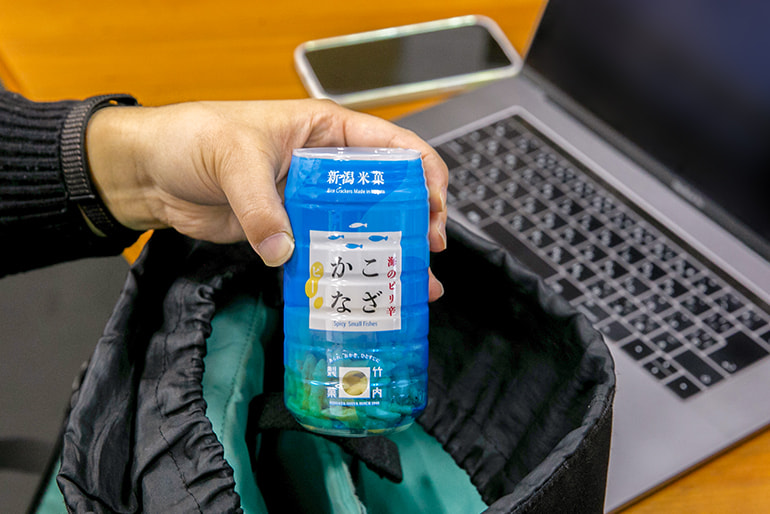 PET缶入り柿の種 – 竹内製菓セレクトショップ 皐月堂