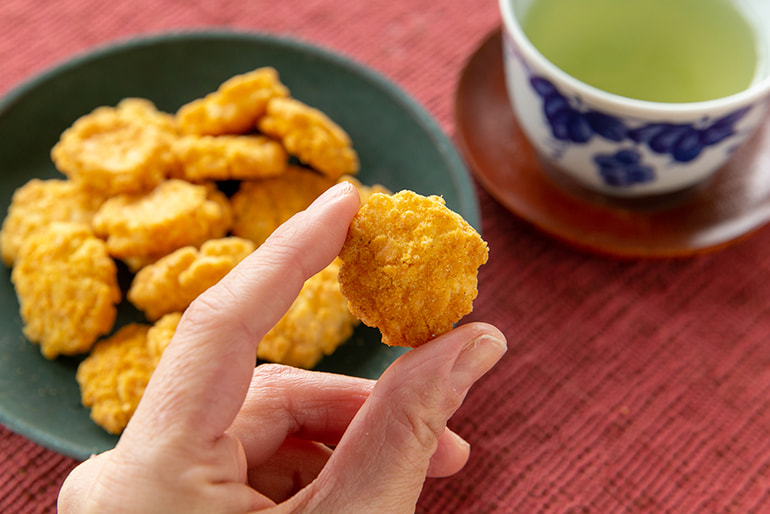 バスセンターのカレーせんべい – 新潟交通商事
