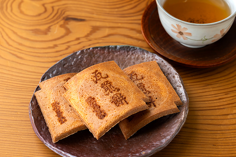 瓦せんべい – 栄喜堂菓子店