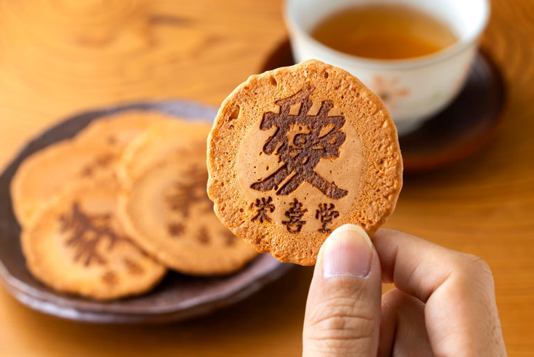 馬上せんべい – 栄喜堂菓子店