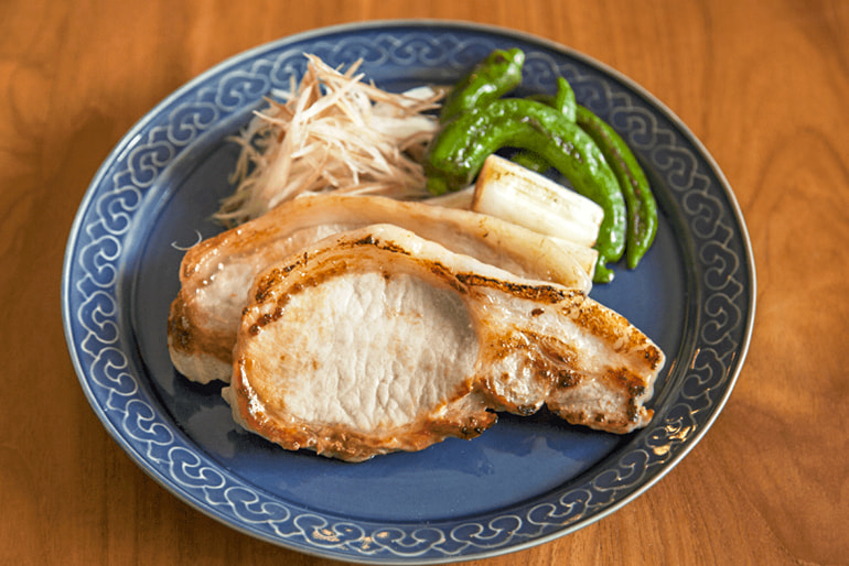 新潟県産 和豚もちぶた(越後もちぶた) 上ロース厚切り – キッチンガーデンとみおか