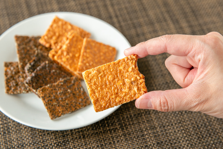 せんべい(ごま・ピーナッツ) – おはぎの春の屋 HARUNOYA