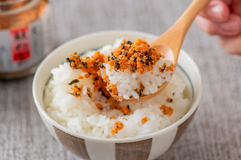 三幸の焼鮭ほぐし「金ごま入り鮭わかめ」 – 株式会社 三幸