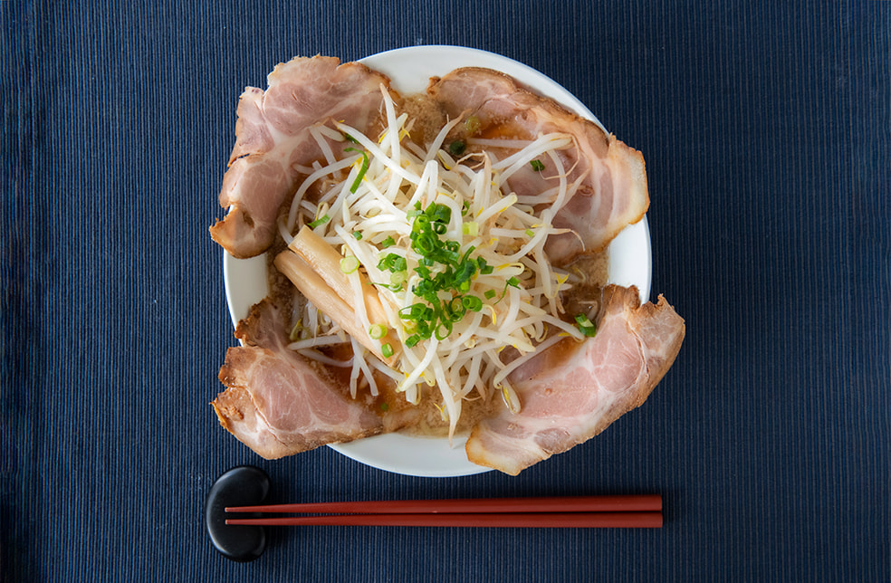 万人家 ストレート背油醤油らーめん