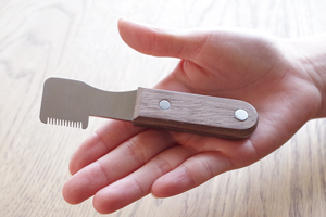 1. 右手のひらにのせる