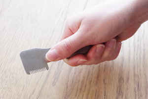 2. 親指を添える