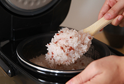 4. ご飯を混ぜ合わせる