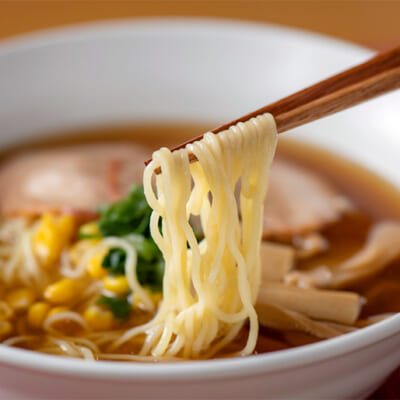 スープが良く絡む極細ストレート麺