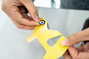 2. 顔パーツシールを貼る