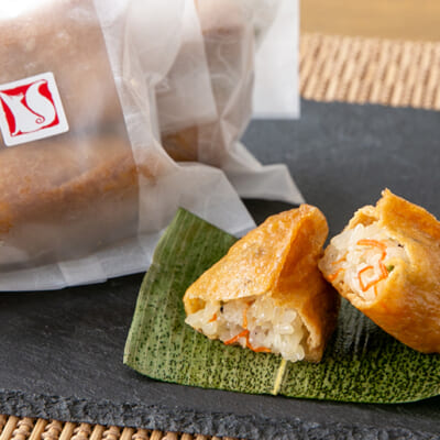 甘辛く煮たあぶら揚げと、具だくさんの酢飯が相性抜群!