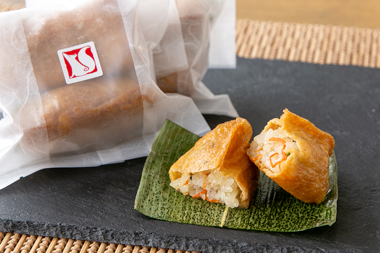 7品目の食材を混ぜ込んだ酢飯を詰めたお稲荷さん