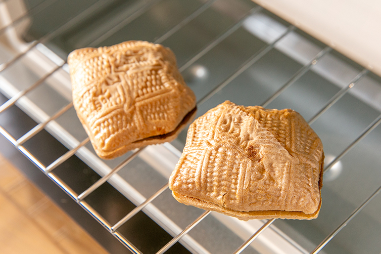 トースターで軽く焼くと、最中がパリパリ食感に!