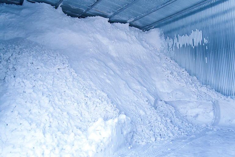 お米の鮮度を守るため、玄米のまま「雪室」で貯蔵