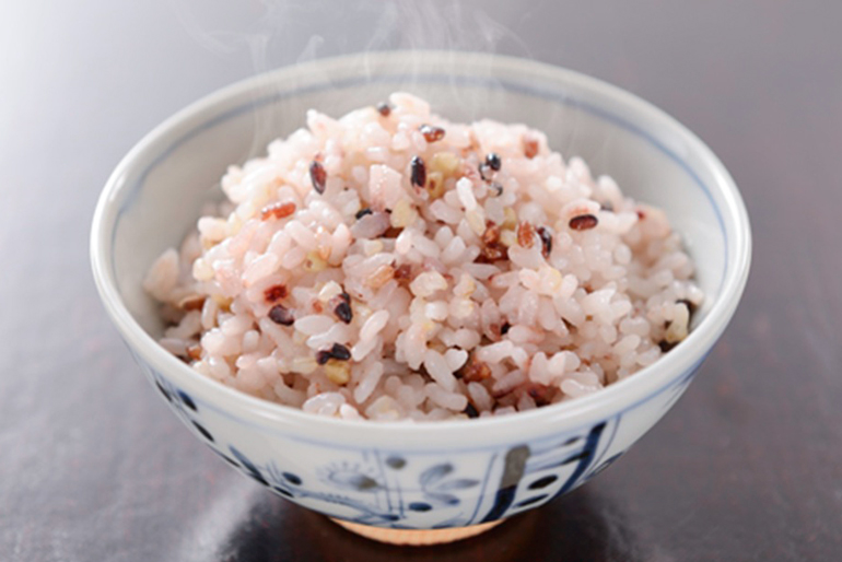 もち米ブレンドによる、食べ応えのあるモチモチ食感