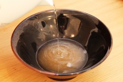 2. スープはお湯で溶くだけ