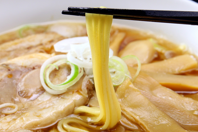 背脂たっぷりの濃厚醤油スープが中太麺にからみつく！