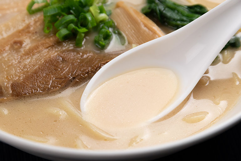 深いコクとうま味がファンを惹きつける「塩とんこつ」
