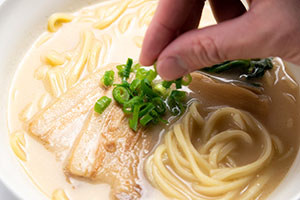 3. 麺が伸びる前に手早く盛り付けを!