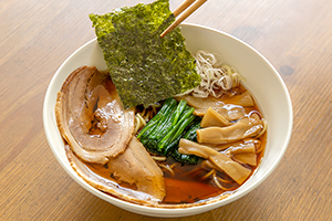 3. 麺が伸びる前に手早く盛り付けを！