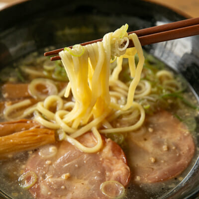 もちもちとした中太麺と濃厚なスープが相性抜群！