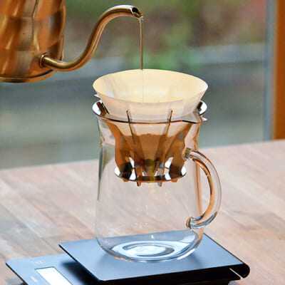 沸騰したお湯でうず巻状にドリップ