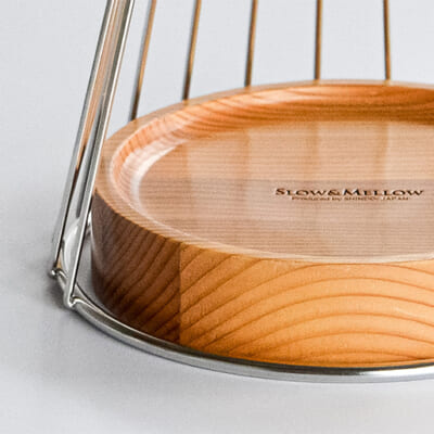 ワイヤーのシルバーと杉の木の優しい表情が調和