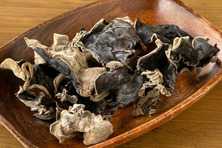 大きく育ったものだけを厳選して収穫します