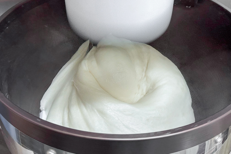 昔ながらの製法を受け継ぎ、愛され続ける餅を作る