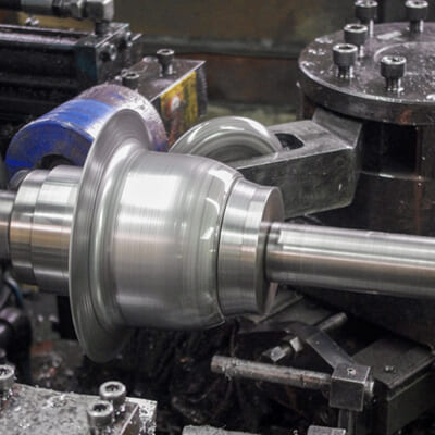 燕の伝統技術「ヘラ絞り」