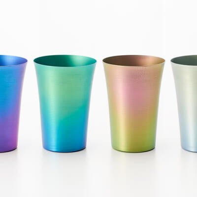 扇状に広がった形状が特徴的なタンブラー