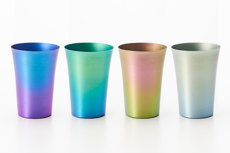 扇状に広がった形状が特徴的なタンブラー