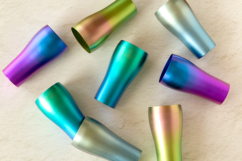 洗練されたシャープな形状のタンブラー