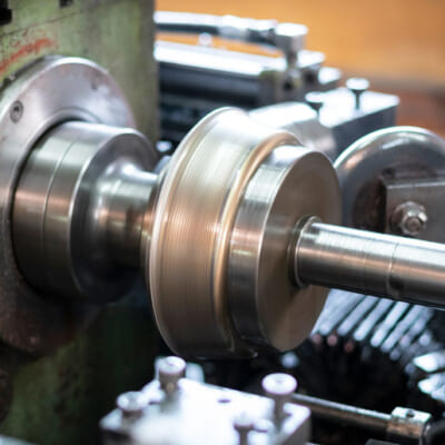 燕の伝統技術「ヘラ絞り」