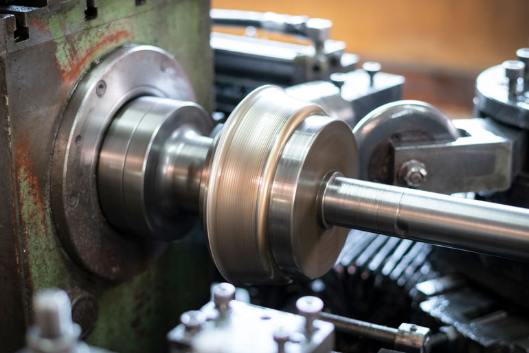 燕の伝統技術「ヘラ絞り」