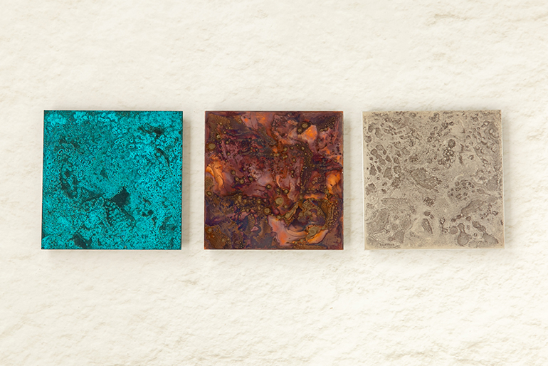 ブルー・コッパーレッド・アンティークシルバーの3色