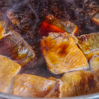 鍋の中で一晩熟成する「焼漬け」