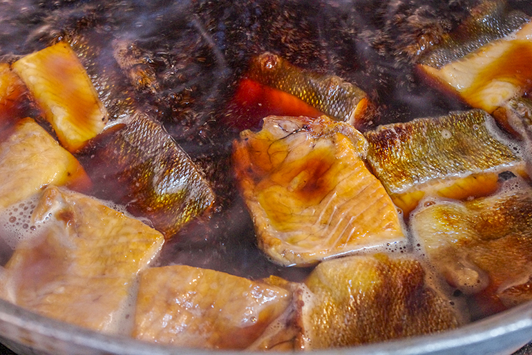 白焼きと煮込みで、ふっくら肉厚！芳醇なタレが溢れます